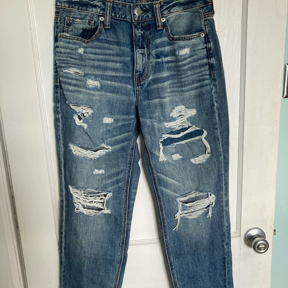 NWOT American Eagle destroyed tomgirl jeans size 8